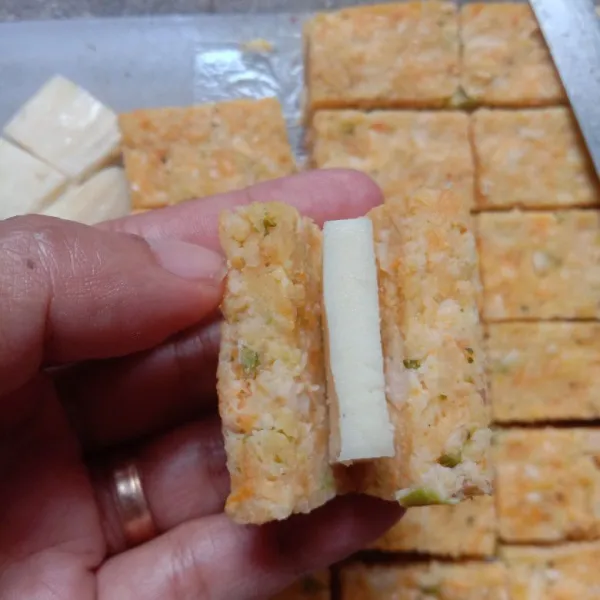 Belah nugget, jangan sampai terputus. beri isian mozarela.