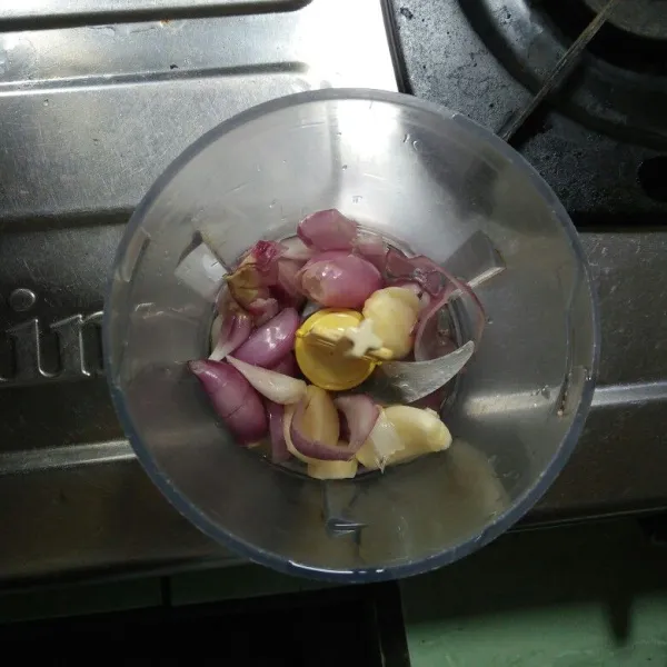 Blender bawang putih dan bawang merah.