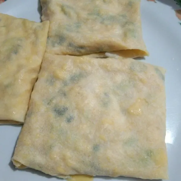 Lipat kulit lumpia seperti amplop.