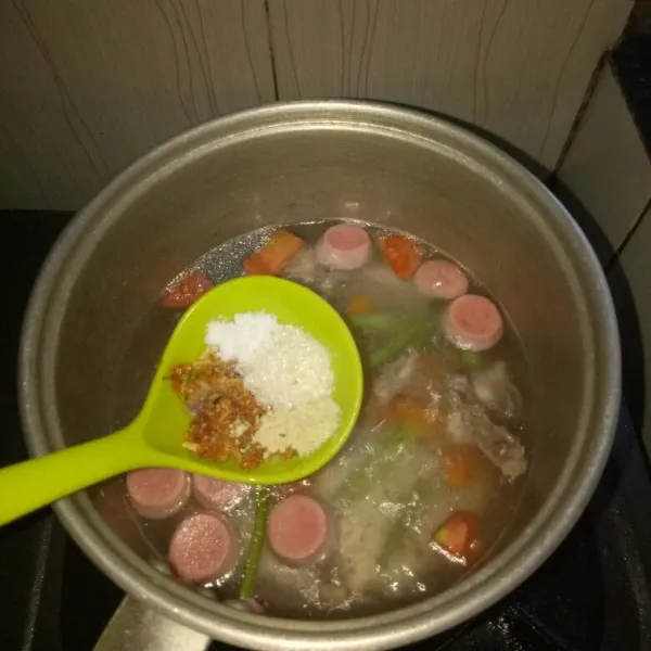Masukan bumbu halus tumis,gula pasir dan lada bubuk.Aduk rata.