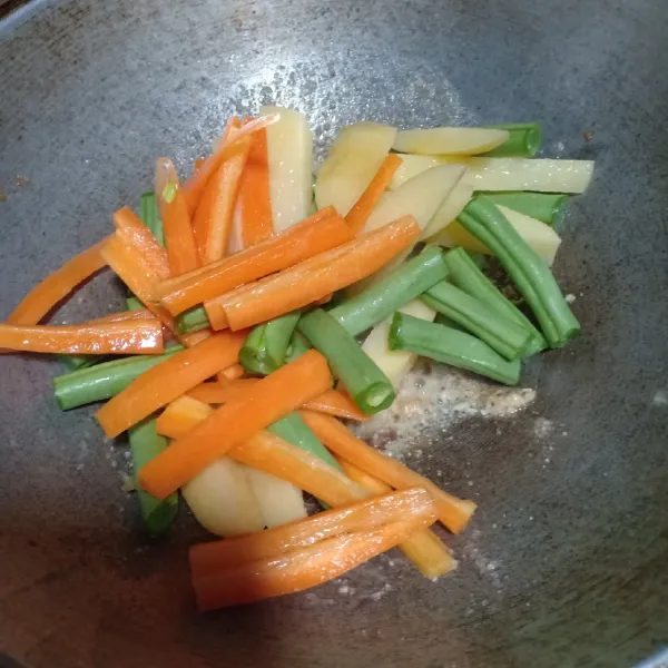 Masukkan potongan sayuran, tambahkan air, masak hingga sayuran empuk.