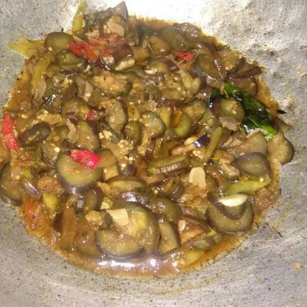 Beri sedikit air. Lalu tambahkan kecap manis dan saus tiram. Masak sampai kuah menyusut.