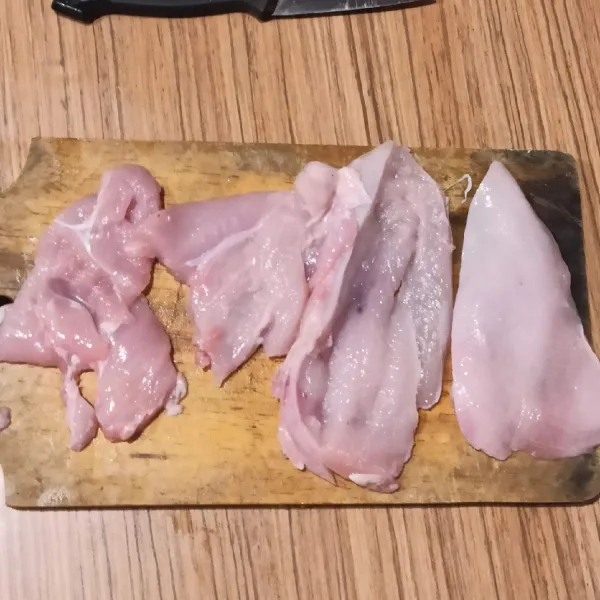 Cuci bersih dada ayam. kemudian iris tipis menjadi 4 bagian.