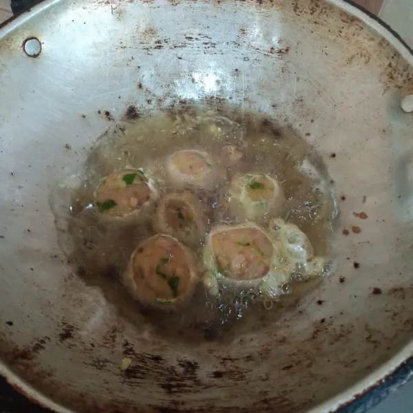 Goreng sampai kecoklatan. angkat tiriskan.