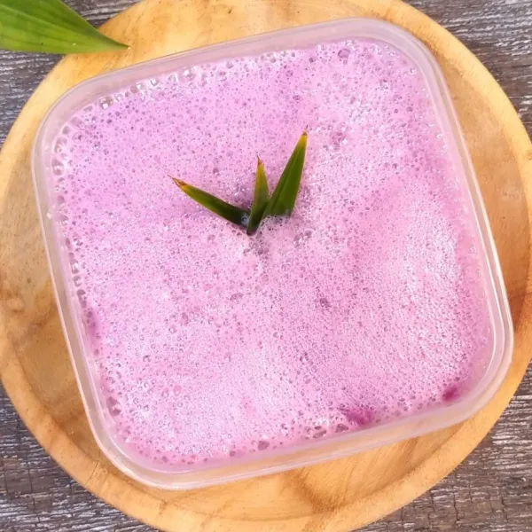 Lalu tuang adonan es cream. Sajikan.