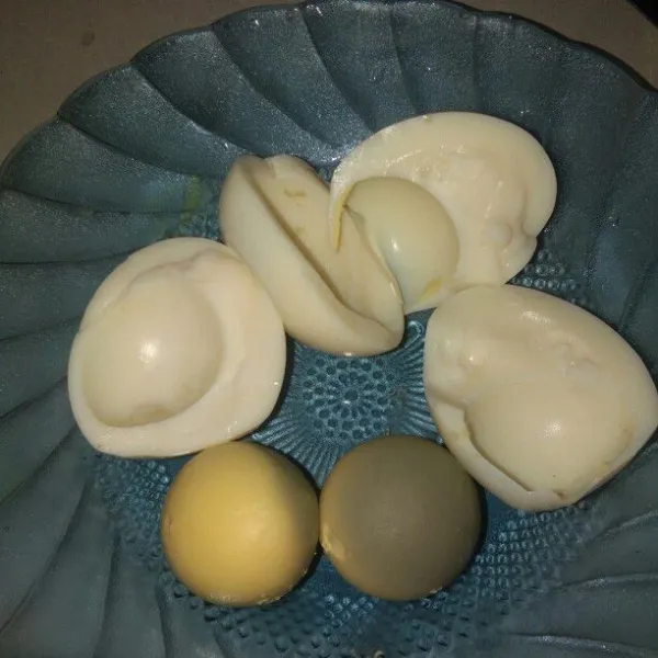 pisahkan kuning dan putih telurnya.