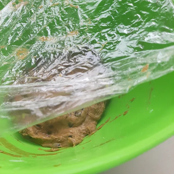 Tutup rapat adonan dengan plastik wrap. Simpan adonan ke dalam kulkas bawah selama 30 menit