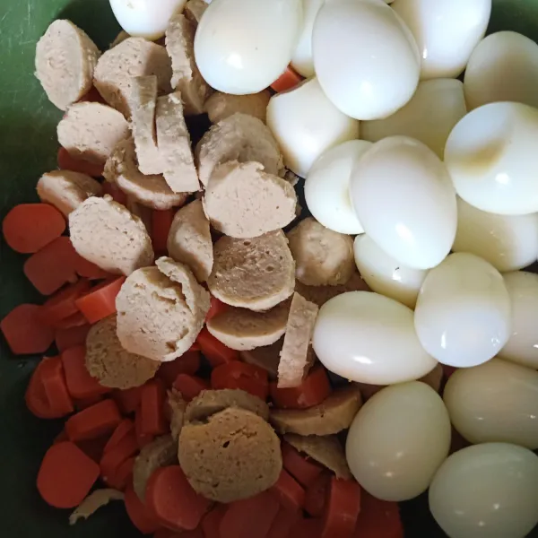 Siapkan semua bahan bahannya. Termasuk sosis, telur puyuh , ayam dan bakso. Tumis bumbu halus hingga harum.