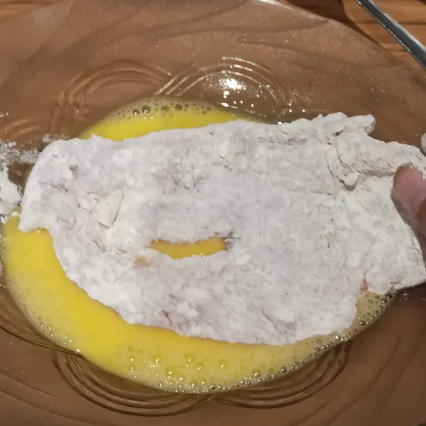 Kocok lepas telur, celupkan ayam kedalam telur hingga rata.