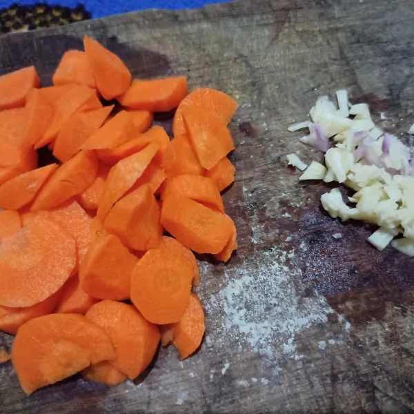 Potong wortel dan cincang bawang merah dan bawang putih.