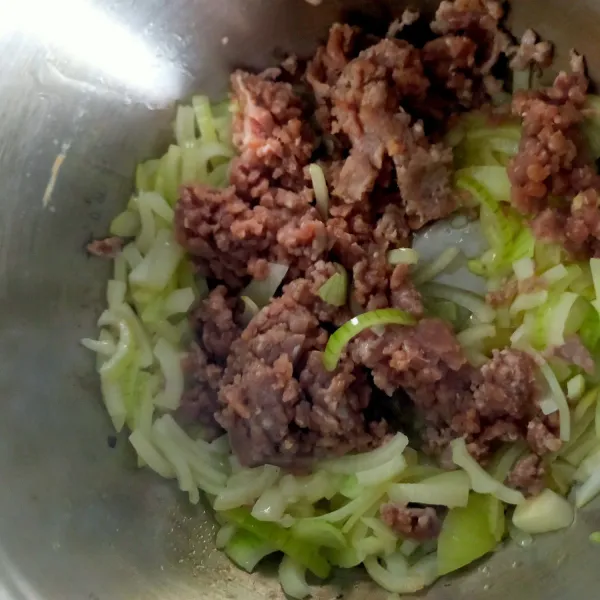 Tumis bombay hingga harum, masukkan daging giling. Tambahkan saus bolognaise. Aduk rata. Kemudian masukkan susu cair dan semua bahan saus. Masak hingga matang dan mengental.