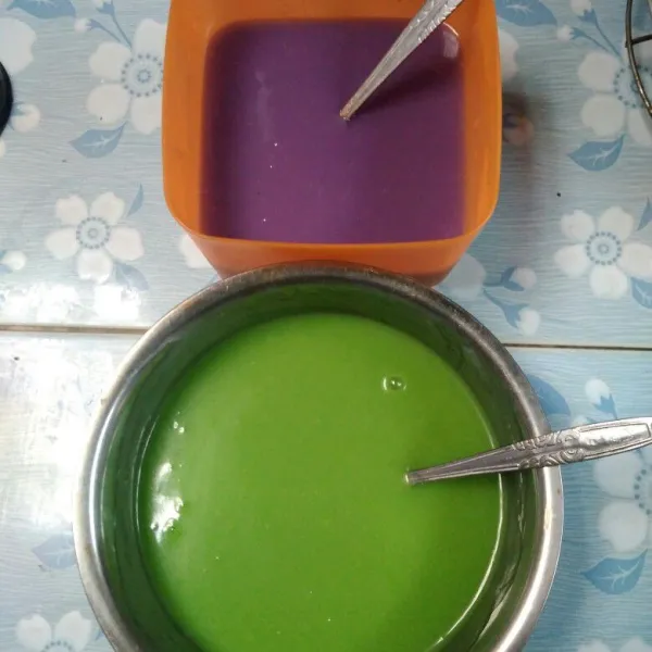 Bagi menjadi 2 bagian, tambahkan masing-masing 1 bungkus pop ice sesuai selera dan 2 tetes pewarna, aduk sampai tercampur rata.