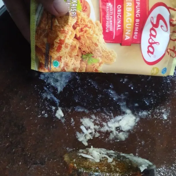 Haluskan bawang putih kemudian tambahan tepung serbaguna.