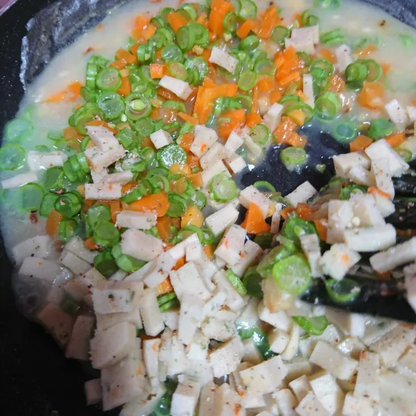 Masukkan scallop/ sosis, wortel, buncis, garam, merica bubuk dan pala bubuk. Aduk hingga kental.