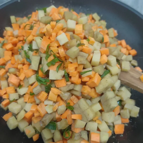 Masukkan kentang dan wortel tadi. Aduk-aduk hingga tercampur. Beri kaldu jamur, gula pasir dan sedikit air. Koreksi rasa dan sisihkan.