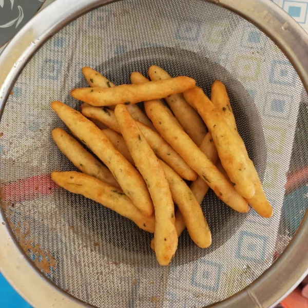 Angkat dan tiriskan, sajikan dengan saus sambal atau saus tomat.