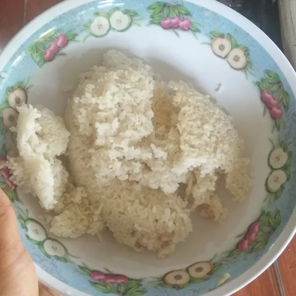 Siapkan wadah, masukkan nasi. Ulek nasi sebentar saja. Hingga agak gepeng.