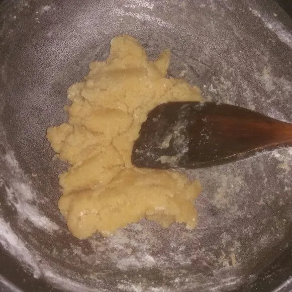 Masak hingga adonannya padat seperti di gambar. Matikan api, biarkan dingin.