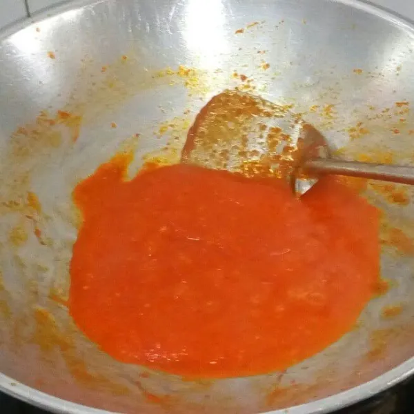 Tumis bumbu halus sampai harum dan matang. Masukkan air, garam, gula, dan kaldu jamur. Aduk rata