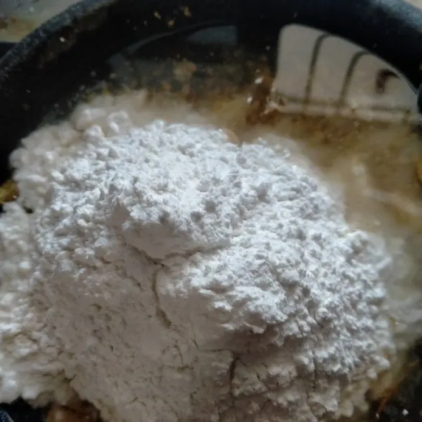 Setelah bumbu halus, masukkan air dan aduk-aduk. Kemudian masukkan tepung beras dan aduk lagi.