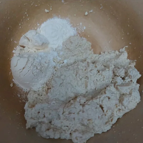 Tambahkan tepung terigu dan maizena keadonan tahu, aduk asal rata saja. Koreksi rasa.
