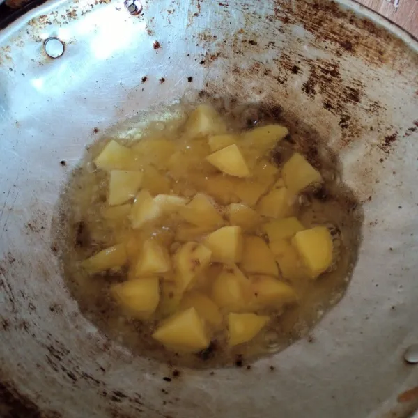 Goreng kering kentang.