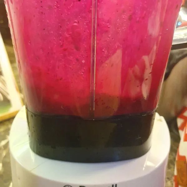 Blender buah naga bersama air matang sampai halus.