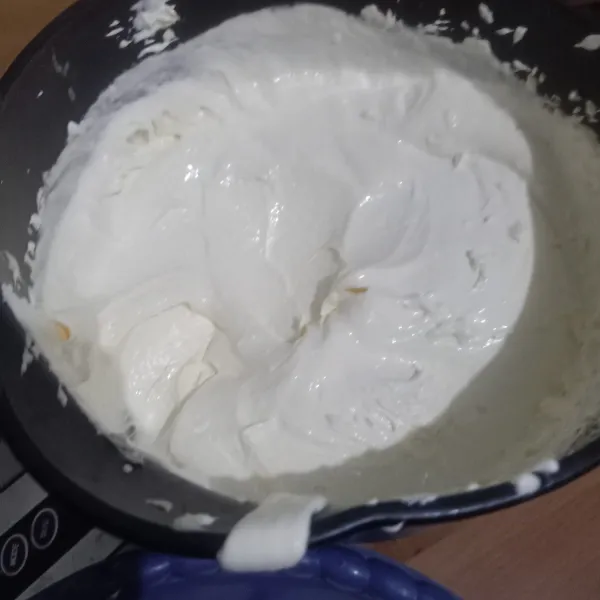 Siapkan panci, masukkan skm, susu bubuk, maizena, gula pasir dan air. Aduk rata dan masak sambil terus diaduk hingga meletup2 dan adonan kental. Angkat dan sisihkan. Biarkan dingin. Kemudian masukkan dalam freezer kurang lebih 3 jam.