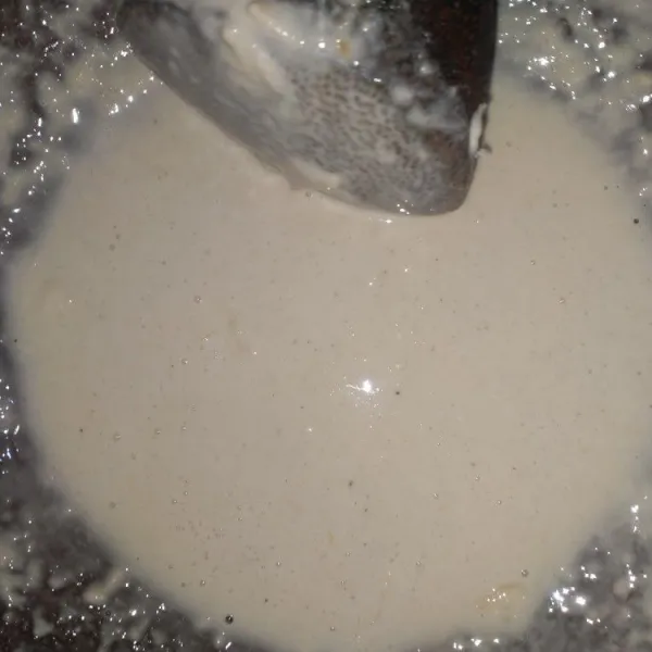 Haluskan bawang merah, bawang putih, garam dan ketumbar. Kemudian beri air lalu tambahkan tepung sasa.