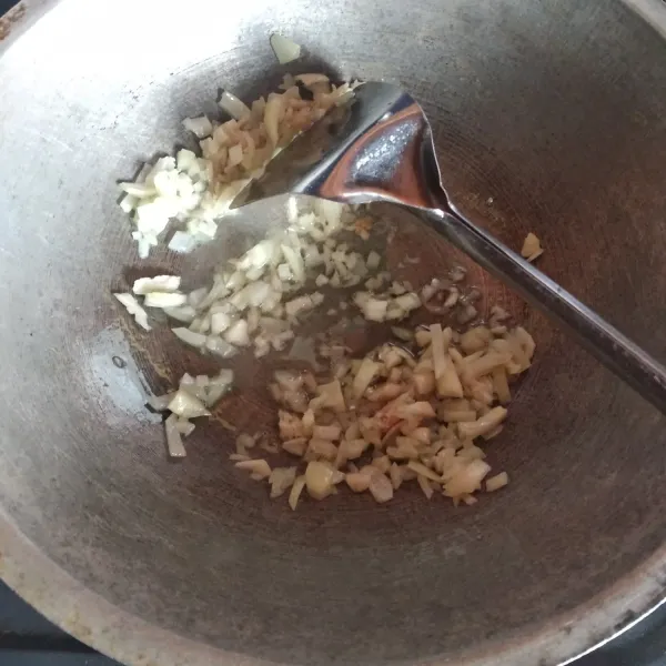 Tumis bawang putih cincang dan bawang bombai dengan 3 sdm minyak goreng, hingga harum.