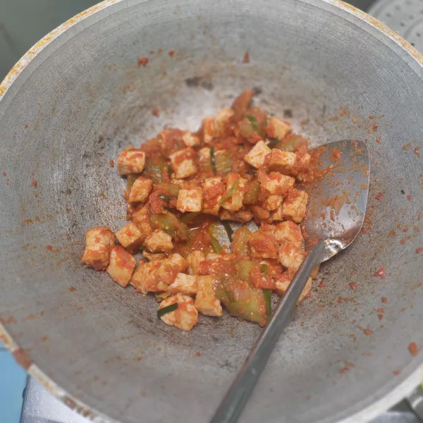 Masukkan tahu, aduk merata hingga kuah agak menyusut. Koreksi rasa dan sajikan.