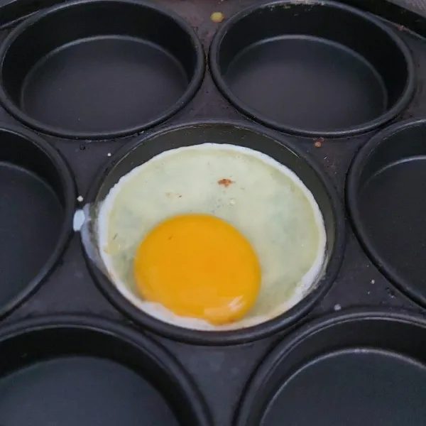Ceplok telur, taburi garam. Masak sampai matang. Angkat dan sisihkan.