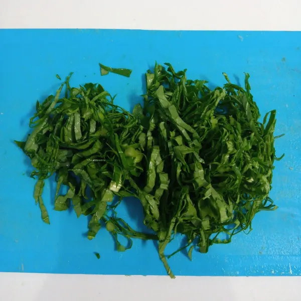 Iris tipis daun sawi. Sisihkan.