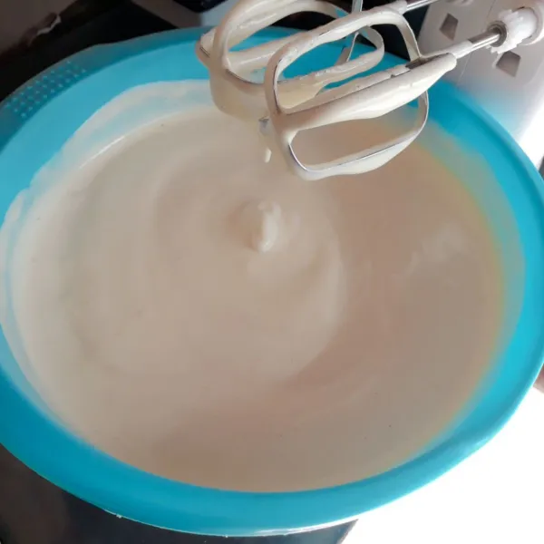 Mixer campuran telur dengan kecepatan tinggi hingga kental berjejak (15 menit)