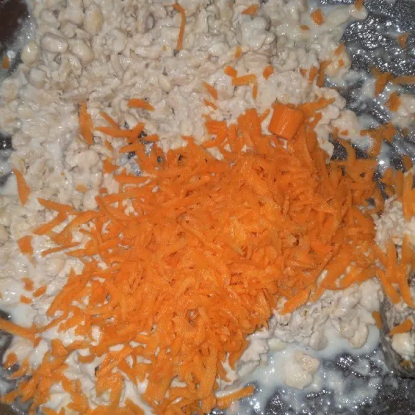Campur tempe, wortel dan bumbu tepung. Aduk hingga rata.