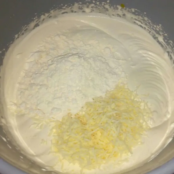 Masukan keju parut dan campuran terigu sedikit demi sedikit mixer sebentar saja dengan kecepatan paling rendah.