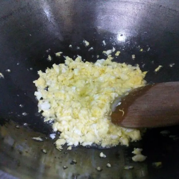 Buat orak arik telur, sisihkan.