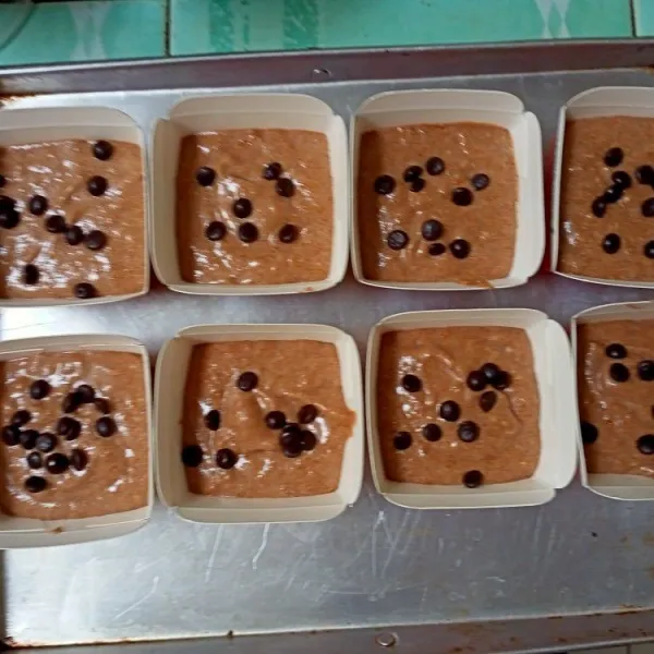 Setelah oven panas, masukkan adonan kurang lebih 30 menit atau hingga matang.