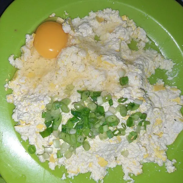 Campurkan telur dan daun bawang.