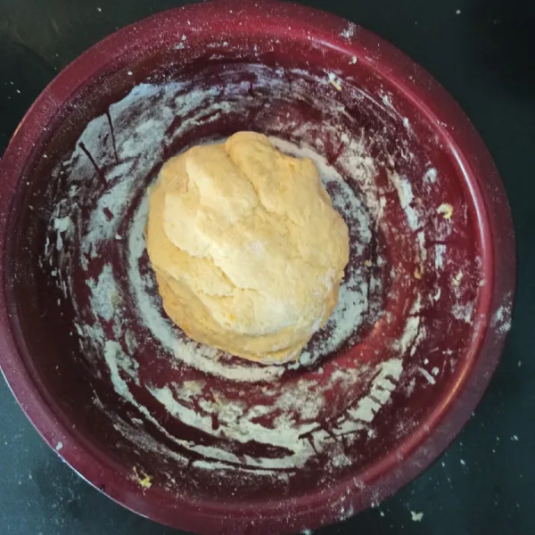 Setelah 5menit. Masukkan tepung terigu, pure kabocha, mentega. Uleni hingga kalis. Kemudian tutup dengan lap basah. Istirahatkan selama 30menit.