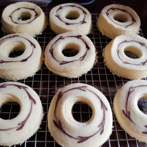 Keluarkan dari cetakan dan dinginkan di atas cooling rack