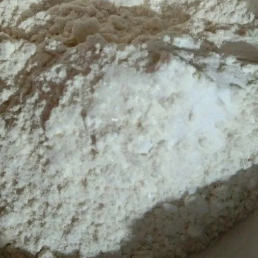 Campurkan dengan tepung terigu, garam dan baking powder.