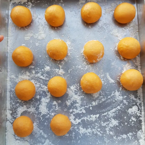 Bagi adonan seberat @20 gr,kemudian rounding adonan hingga bulat halus dan tata di loyang/wadah yang sudah di taburi dengan tepung terigu,lakukan hingga adonan habis. Kemudian tutup menggunakan kain bersih dan istirahatkan adonan selama 15 menit.