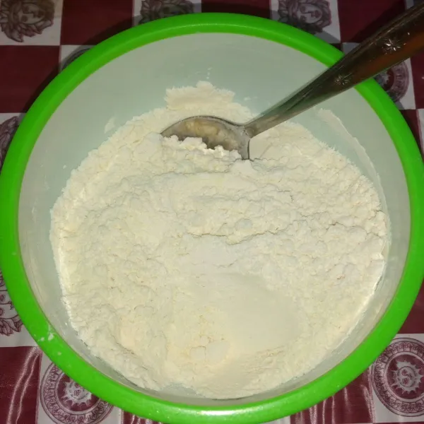 Campur bahan kering, terigu, susu bubuk, garam dan vanili aduk rata.