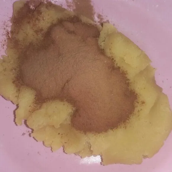 Setelah dingin, tambahkan 3 sdm Milo. Uleni hingga tercampur rata.