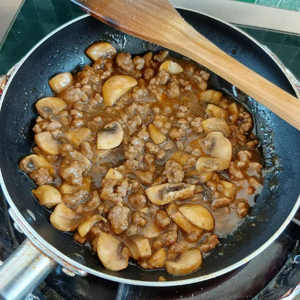 Panaskan wajan, beri margarin.  Tumis daging hingga berubah warna,  lalu masukkan jamur, kecap manis, pala, garam, kaldu jamur . Tuangi larutan maizena.
