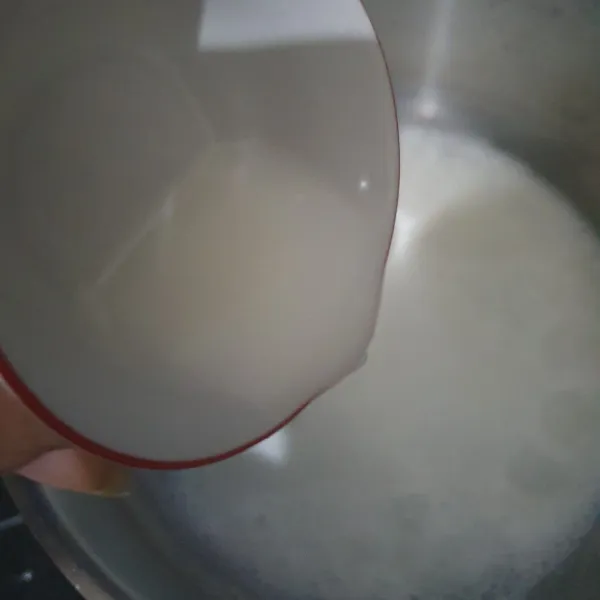 Vla : masak susu bersama gula dan vanili. setelah mendidih masukkan larutan maizena. Aduk hingga mengental. Dinginkan.
