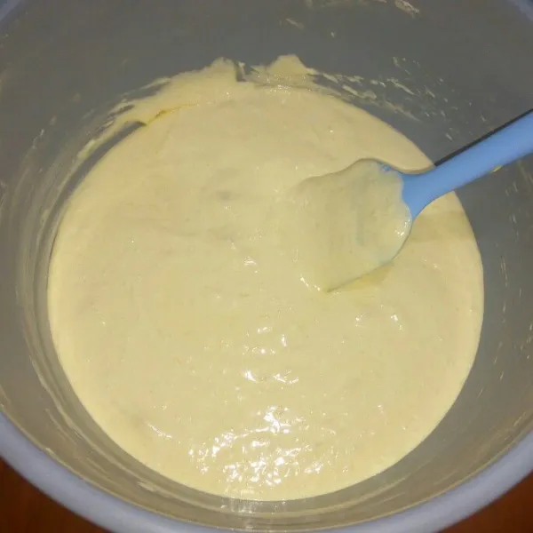 Ratakan aduk Balik dengan spatula.