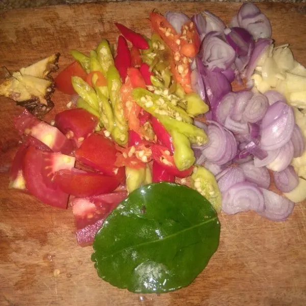 Iris bawang merah, bawang putih, cabe dan tomat.