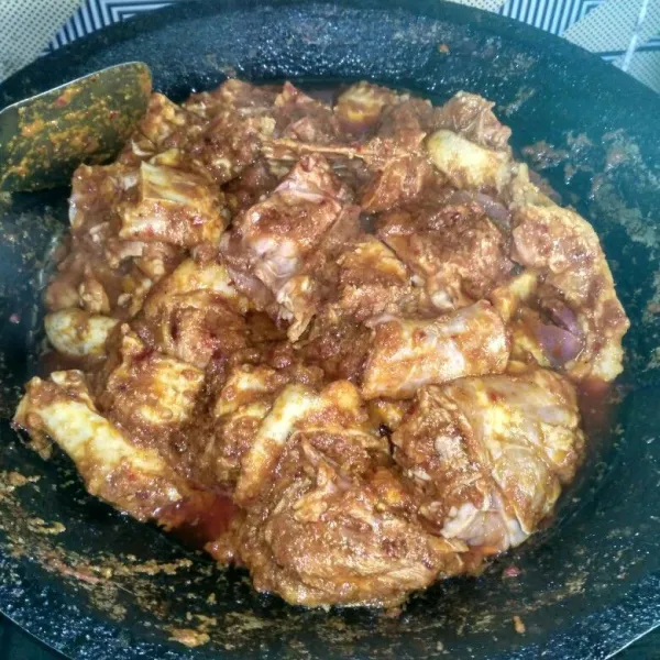 Masukkan daging itik, kayu manis dan cengkeh, lalu aduk-aduk hingga kaku.